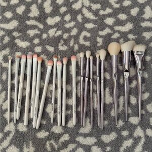 wet n wild White and Silver Makeup Brush Set